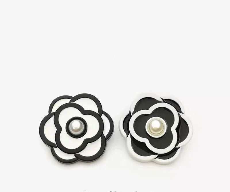 10PCs 18mm 23mm Flower Metal Button Shank Style in White or Black Petals with Pearl Design
