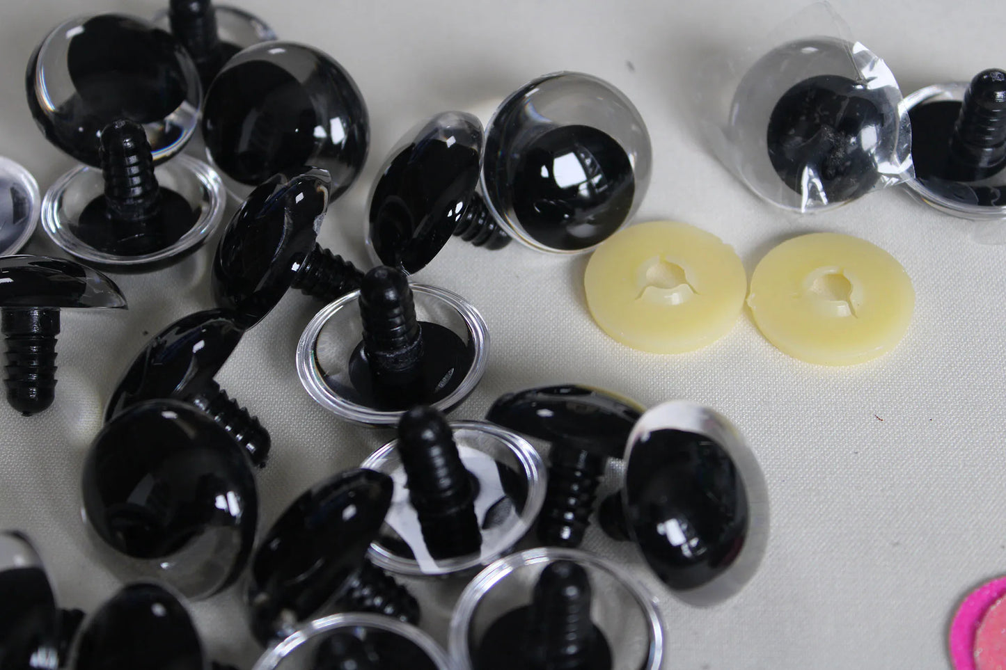 10Pairs Size 14mm 16mm 18mm 23mm 28mm Cartoon Round Glitter Funny Safety Eyes with Glitter Colour and Washer #side way eyes #DIY animal plush stuffed amigurumi making