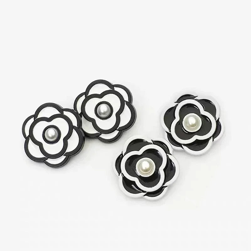 10PCs 18mm 23mm Flower Metal Button Shank Style in White or Black Petals with Pearl Design